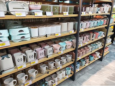 &ldquo;生活日用品、學(xué)習(xí)用品、小電子產(chǎn)品,地鐵口小商品店應(yīng)有盡有!&rdquo;